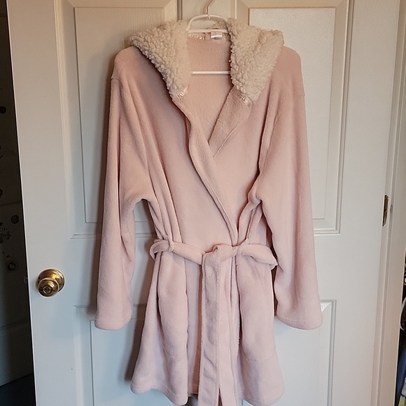 Ulta Beauty Other - Ulta, so amazingly SOFT bathrobe, light pink and cream, L/XL. NWOT.